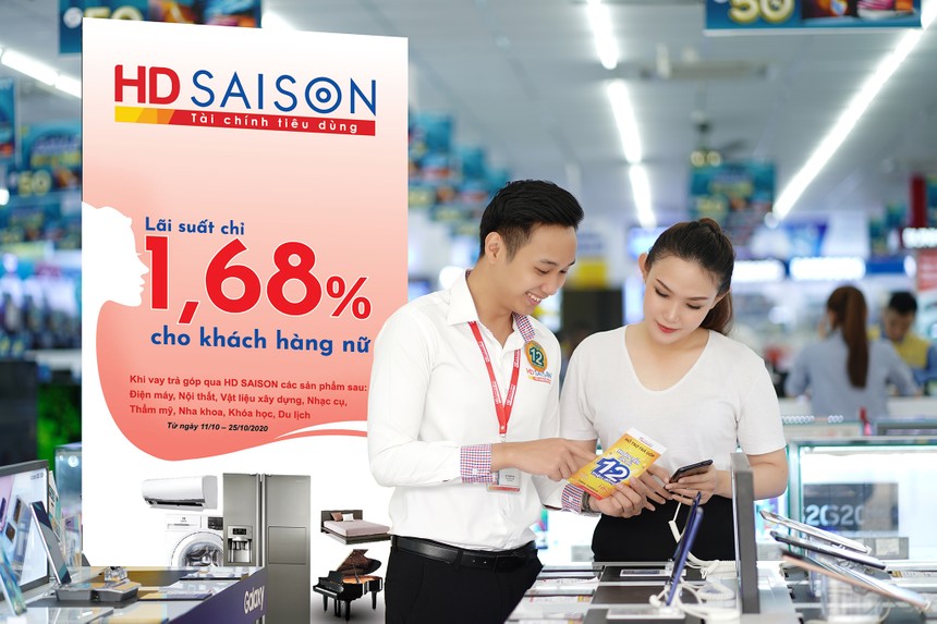 HD SAISON tặng quà khách hàng nữ nhân dịp 20/10