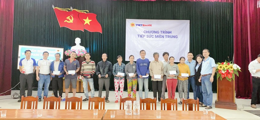 Cán bộ nhân viên VietBank đồng lòng chia sẻ với miền Trung những ngày bão lũ