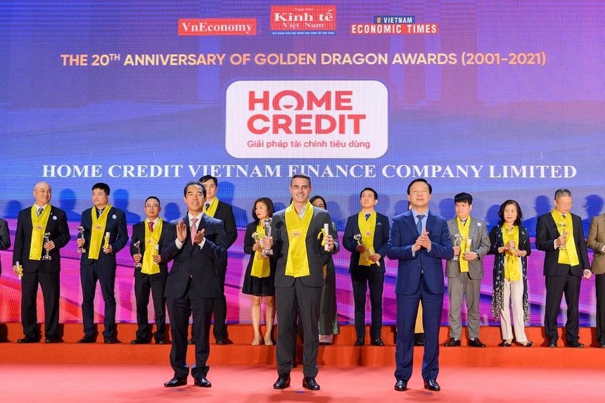 Ông Fabien Sanchez – Giám đốc Bộ phận Rủi ro và Thu hồi nợ, đại diện Home Credit Việt Nam nhận giải thưởng từ đại diện Ban tổ chức Rồng Vàng 2021.