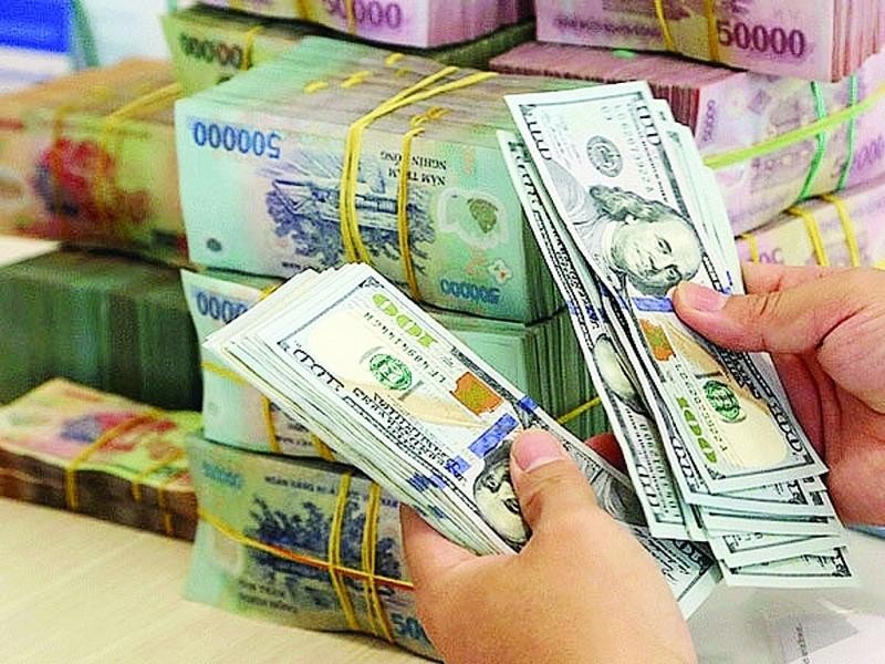 Lãi suất liên ngân hàng giảm sâu, tỷ giá tăng dù Ngân hàng Nhà nước hút ròng 115.000 tỷ đồng