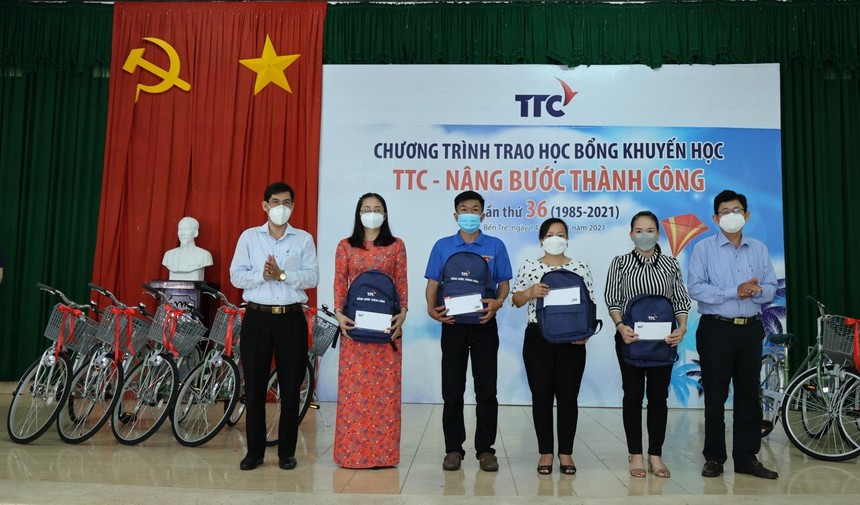 TTC đã trao tặng tượng trưng 585 suất học bổng đến đại diện các trường và sau khi dịch bệnh Covid-19 được kiểm soát, các trường sẽ trao lại cho các em học sinh tại huyện Mỏ Cày Nam, Mỏ Cày Bắc và Thạnh Phú