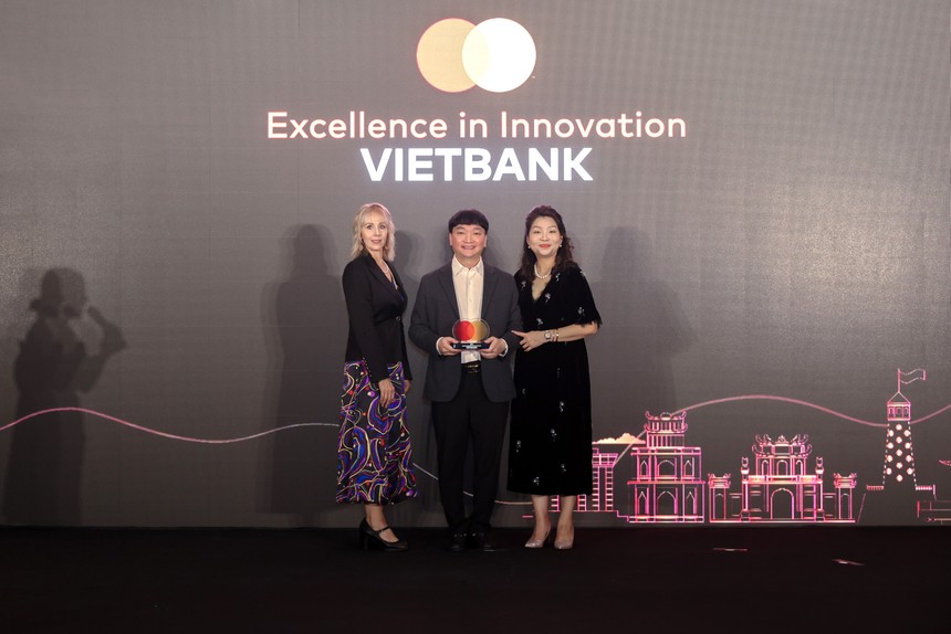 Ông Nguyễn Tiến Sỹ - Phó tổng giám đốc, đại diện Vietbank nhận giải thưởng “Excellence in Innovation” do Mastercard trao tặng.