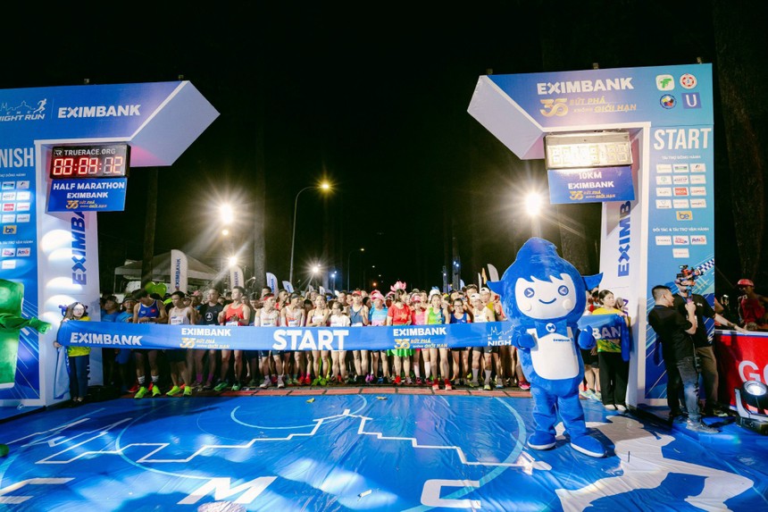 Giải chạy đêm Ho Chi Minh City Night Run Eximbank 2024 diễn ra trong không khí vô cùng rạo rực và phấn chấn