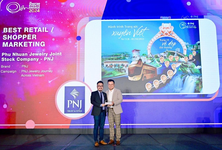 Đại diện PNJ nhận giải thưởng Best Retail Marketing 2024 tại Singapore (Ảnh: Marketing Interactive) 