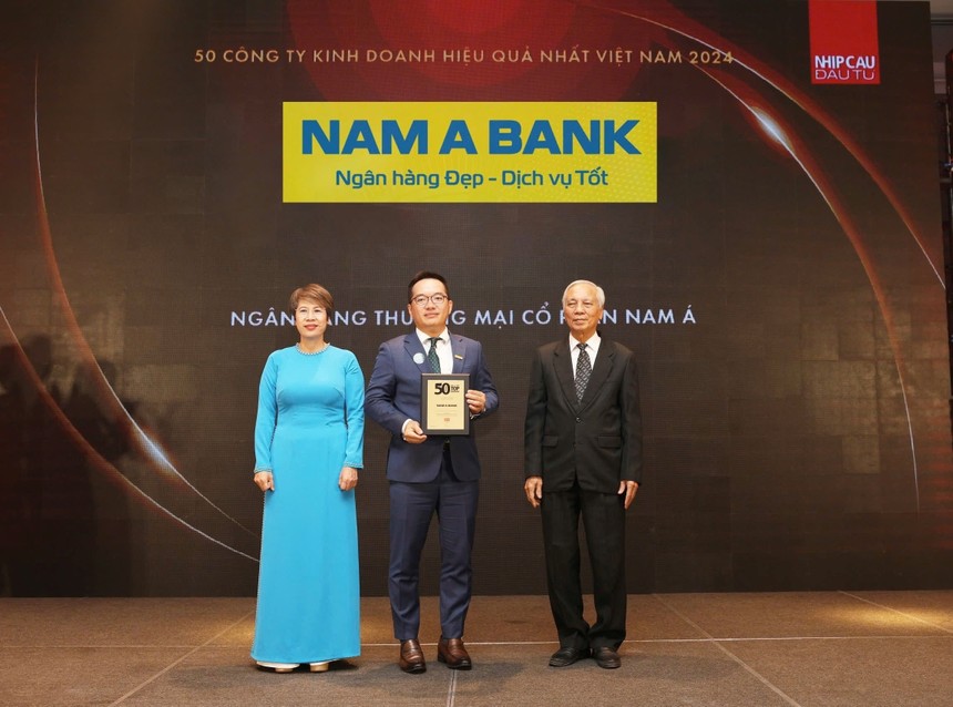 Đại diện Nam A Bank - Ông Võ Hoàng Hải, Phó Tổng Giám đốc nhận danh hiệu Top 50 Công ty kinh doanh hiệu quả nhất Việt Nam năm 2024