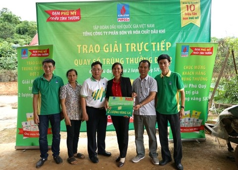 Đại diện PVFCCo trao thưởng và chia vui với khách hàng may mắn.