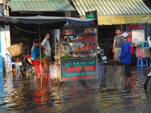 Triều cường gây ngập nước trên đường Hồ Học Lãm, quận Bình Tân. (Ảnh: Mạnh Linh/TTXVN)