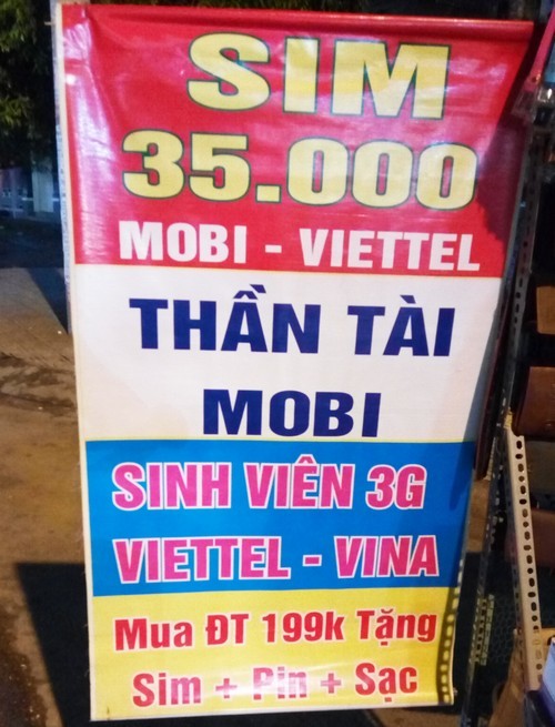 Một quầy hàng bán sim sinh viên công khai trên đường Trường Chinh.