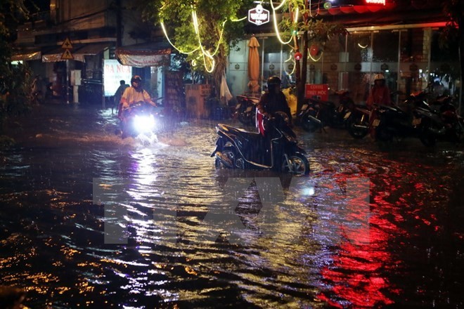 Ngập úng ở đường Ni Sư Huỳnh Liên, quận Tân Bình, Thành phố Hồ Chí Minh. (Ảnh: Hoàng Hải/TTXVN)