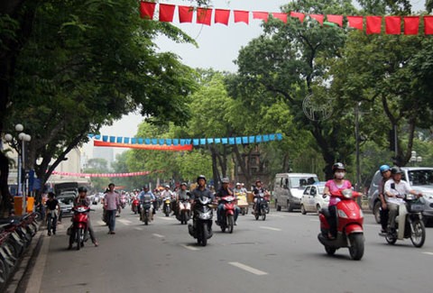 Các phố Hàng Khay - Đinh Tiên Hoàng - Lê Thái Tổ quanh hồ Hoàn Kiếm, cũng là phố đi bộ Hà Nội đang có giá đất dẫn đầu thủ đô. Ảnh: Nguyễn Lê.