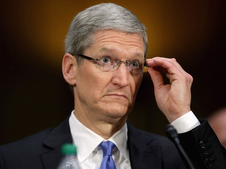 Tim Cook bị hạ lương vì doanh thu kém