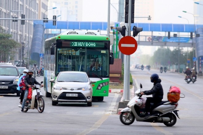 Đường thoáng, nhiều phương tiện vẫn lấn làn xe buýt nhanh