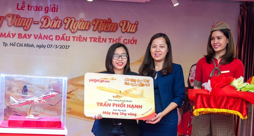 Vietjet trao tặng máy bay bằng vàng 1 kg  cho nữ hành khách may mắn