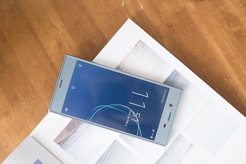 Mặt trước và mặt lưng của Xperia XZs Ice Blue được thiết kế đồng nhất.