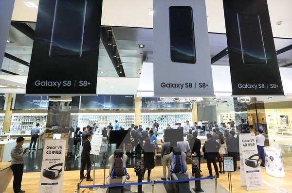 Điện thoại Galaxy S8 và S8 Plus trưng bày tại trụ sở của Samsung ở Seoul ngày 19/4. (Nguồn: EPA/TTXVN)