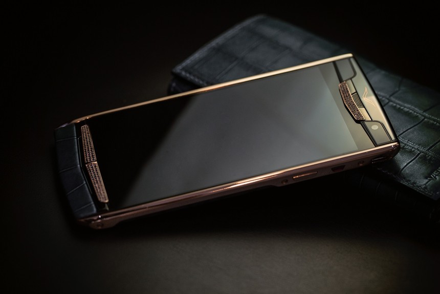 Ngắm mẫu Vertu Signature Touch được chế tác giá 500 triệu đồng