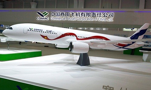 Mô hình máy bay hợp tác giữa COMAC và UAC. Ảnh: AFP