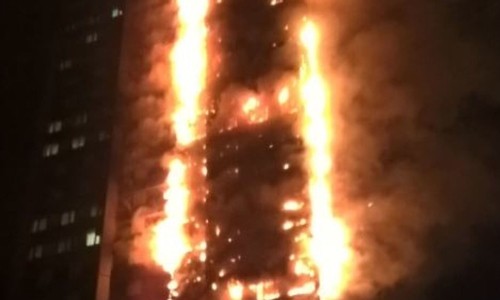 Lửa bao trùm nhiều tầng tại tháp Grenfell. Ảnh: Sky News