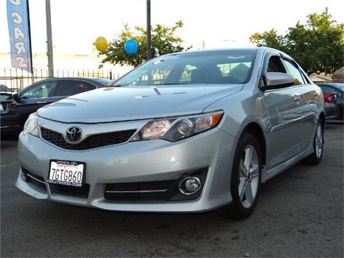 Toyota Camry SE 2014 thuộc mức giá 15.000 USD.