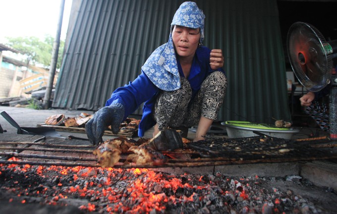 Vùng biển nướng cá thu phục vụ khách làm quà