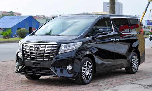 Alphard có vẻ ngoài hầm hố, khác hẵn với những mẫu xe phổ thông của Toyota.