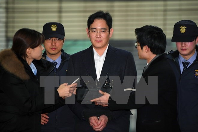 Phó Chủ tịch Tập đoàn Samsung Lee Jae-Yong (giữa) tới văn phòng công tố ở Seoul ngày 18/2. (Nguồn: AFP/TTXVN)