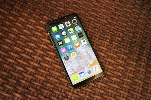 Phone X nhái có ngoại hình và giao diện khá giống iPhone X.