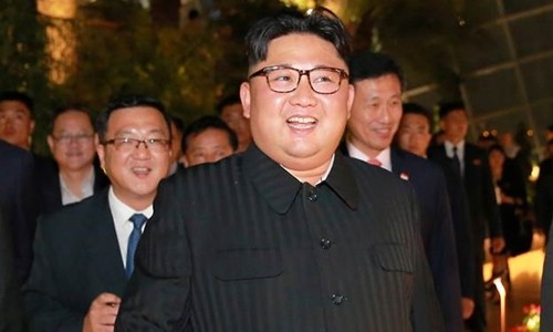 Lãnh đạo Triều Tiên Kim Jong-un tham quan các thắng cảnh của Singapore trong tối 11/6. Ảnh: KCNA.