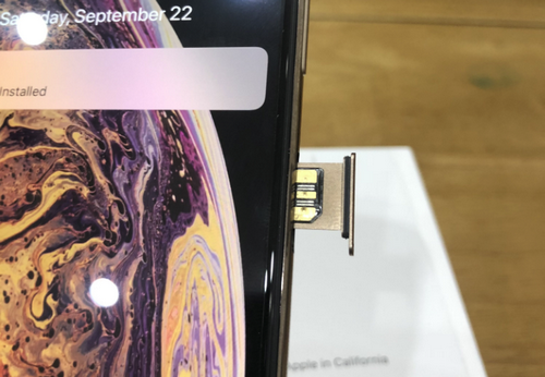 So với iPhone đời cũ, iPhone Xs Max có cơ chế đặt sim nằm ngửa, do đó việc gắn sim ghép khó khăn hơn. Ảnh: Thế Cường.