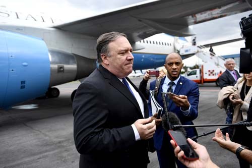 Ngoại trưởng Mỹ Mike Pompeo trả lời phóng viên trước khi lên máy bay ở Mexico City hôm 19/10. Ảnh: Reuters.