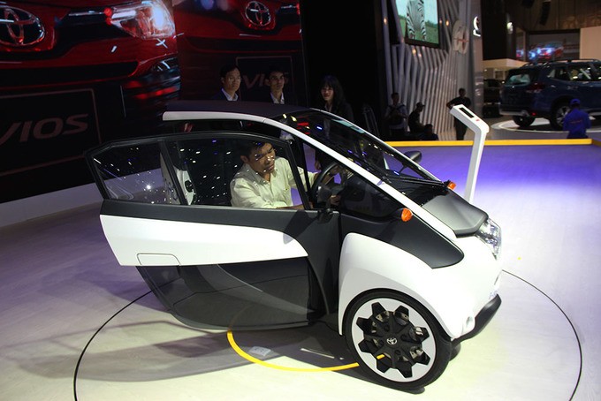 Toyota i-Road - ôtô lai xe máy cho phố thị Việt Nam