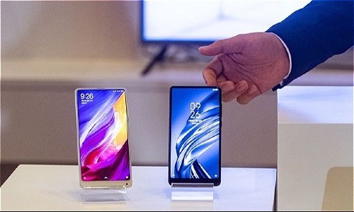 Nam giới Trung Quốc đã lập gia đình, có thu nhập cao thường chọn điện thoại thương hiệu Huawei hoặc Xiaomi. Ảnh Philip Fong.