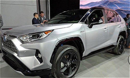 Mẫu Toyota RAV4 thế hệ thứ 4 xuất hiện ở châu Âu tại triển lãm xe hơi Paris, Pháp 2018.