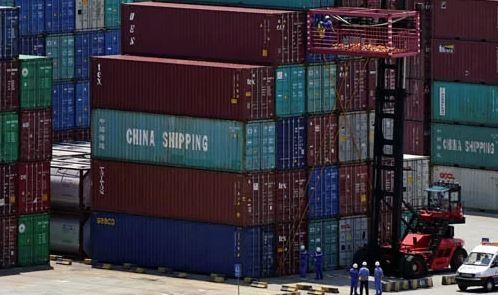 Các container hàng hóa tại cảng Dương Sơn, Thượng Hải, Trung Quốc. Ảnh: Reuters.