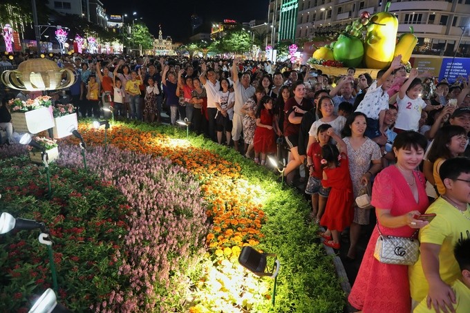 'Biển người' chen chân ở đường hoa Nguyễn Huệ