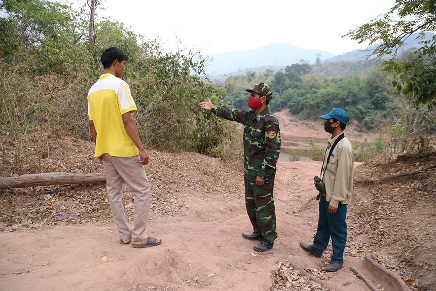 Biên phòng Quảng Trị ngăn một người dân có ý định sang Lào thăm người thân. Ảnh: Hoàng Táo.