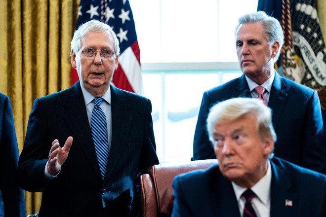 Lãnh đạo phe đa số Thượng viện Mỹ Mitch McConnell (trái) phát biểu tại Phòng Bầu dục hôm 27/3. Ảnh: Getty Images.