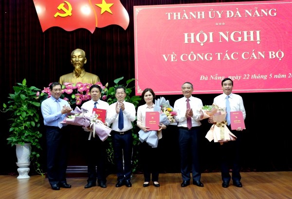 Bí thư Thành ủy Đà Nẵng Trương Quang Nghĩa; Phó Bí thư Thường trực Thành ủy Nguyễn Văn Quảng; Chủ tịch UBND thành phố Huỳnh Đức Thơ trao quyết định và chúc mừng 3 tân Ủy viên Thường vụ Thành ủy.