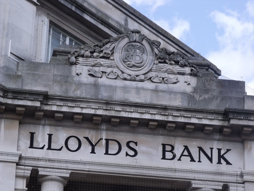 Anh bán 3 tỷ USD cổ phần tại Lloyds Bank