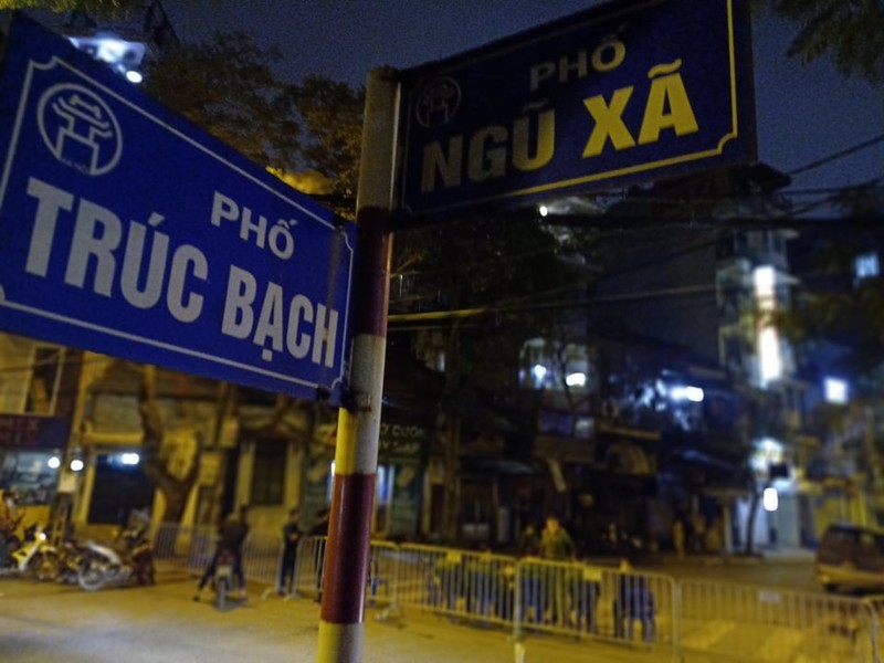 Phố Trúc Bạch tối 6/3 (ảnh infornet)