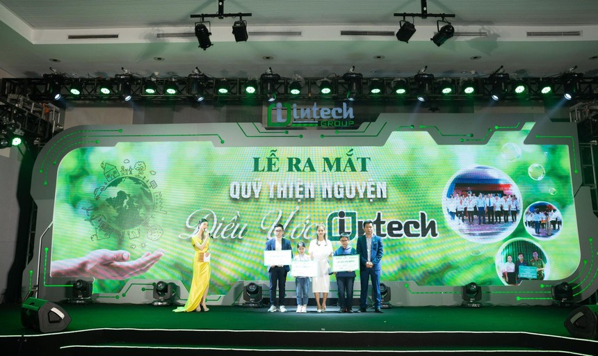 Chủ tịch Intech Group Hoàng Hữu Thắng trao học bổng cho các học sinh tại sự kiện ra mắt Quỹ thiện nguyện Điều ước Intech.