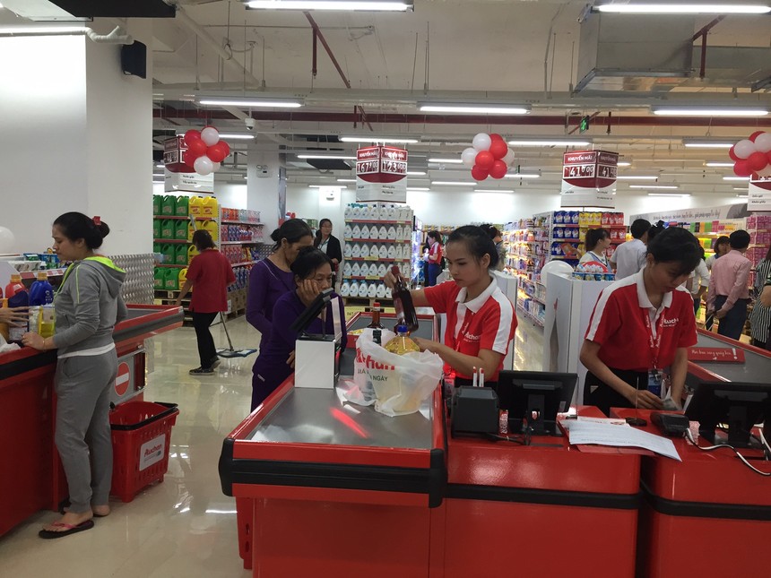 Siêu thị Auchan Golden Vinaconex mới khai trương đã thu hút sự quan tâm của nhiều khách hàng. Ảnh H.M