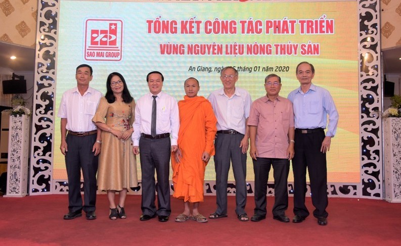 Lãnh đạo Tập đoàn Sao Mai cùng các hộ nuôi cá tra, hộ trồng mì tại hội nghị