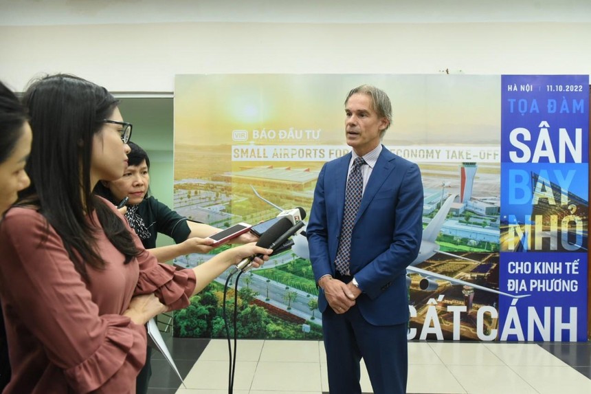 Ông Mick Werson, Chuyên gia Kinh tế trưởng NACO – Tập đoàn Royal Haskoning DHV cho biết sân bay nhỏ nếu vận hành khai thác tốt sẽ tạo ra lợi thế cạnh tranh. Ảnh Dũng Minh