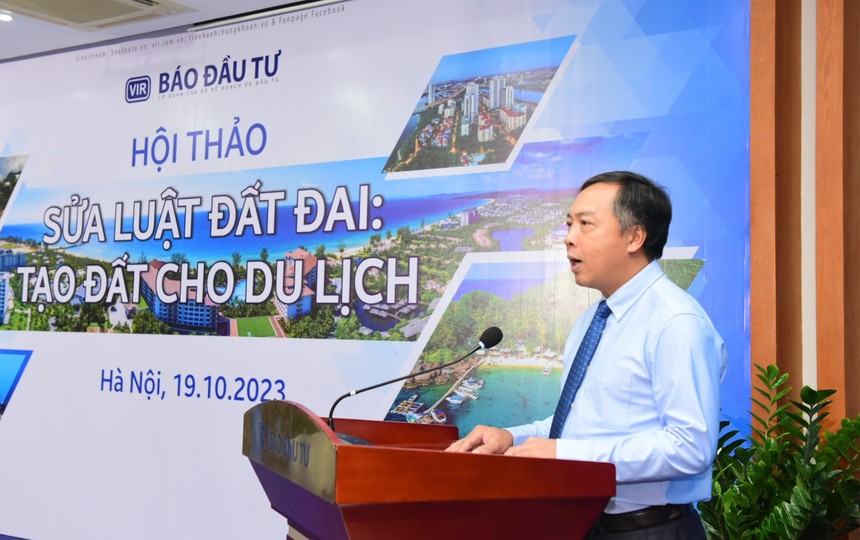 Ông Lê Trọng Minh, Tổng Biên tập Báo Đầu tư phát biểu tại hội thảo "Sửa Luật Đất đai: Tạo đất cho du lịch". Ảnh Dũng Minh