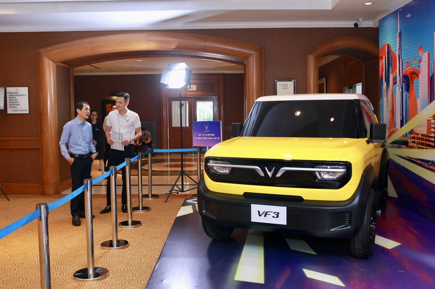 Việc trưng bày xe VF3 của VinFast tại Hội thảo Tìm động lực tăng trưởng từ ESG thu hút người xem. Ảnh Chí Cường.