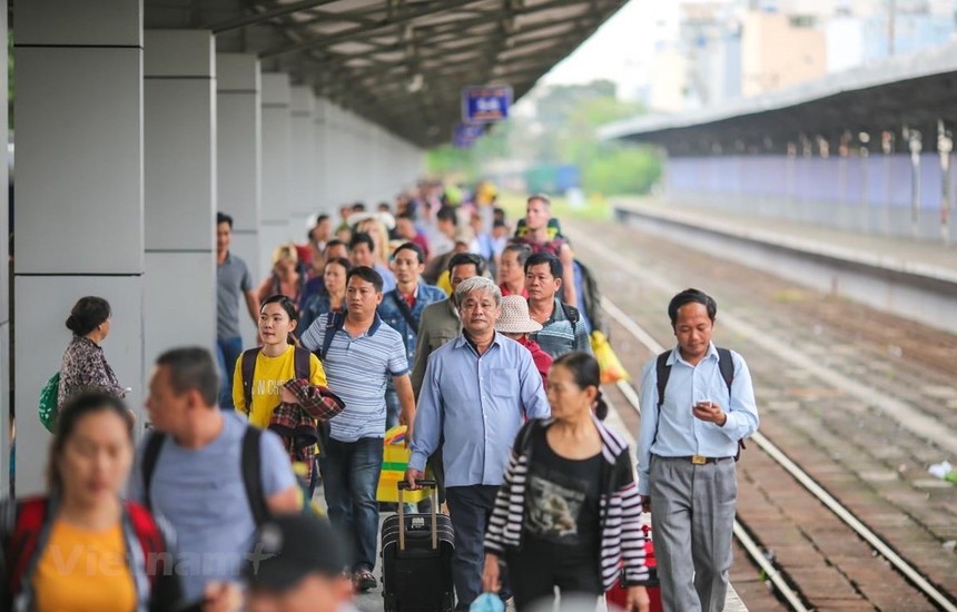 Kỳ nghỉ lễ Quốc khánh năm nay được nghỉ dài ngày nên nhu cầu đi lại bằng tàu hỏa của người dân trước và sau kỳ nghỉ lễ tăng cao hơn so với ngày thường.