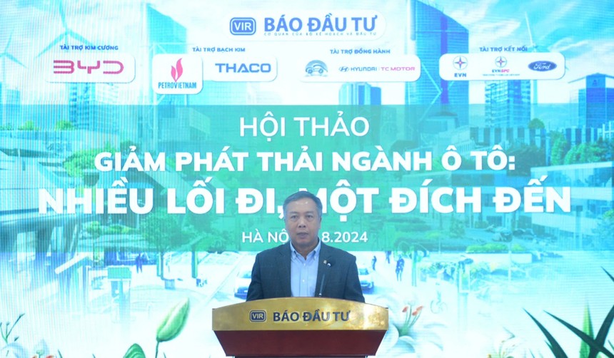 Ông Lê Trọng Minh, Tổng Biên tập Báo Đầu tư phát biểu tại hội thảo "Giảm phát thải ngành ô tô: Nhiều lối đi, một đích đến" ngày 29/8. Ảnh Dũng Minh