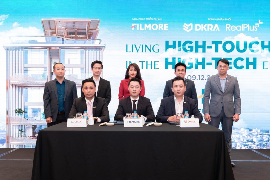 Ông Nguyễn Tấn Danh - Chủ tịch HĐQT Filmore Development (hàng ngồi, ở giữa) và ông Phạm Lâm - Chủ tịch HĐQT kiêm CEO DKRA Vietnam (hàng ngồi, bên phải) thực hiện nghi thức ký kết hợp tác phân phối chiến lược.