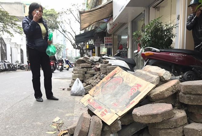 Hà Nội thành “đại công trường” ngổn ngang gạch đá. Hàng loạt các tuyến phố thi công dở dang thành nơi tập kết vật liệu xây dựng. Ảnh ghi nhận trưa ngày 11/12.